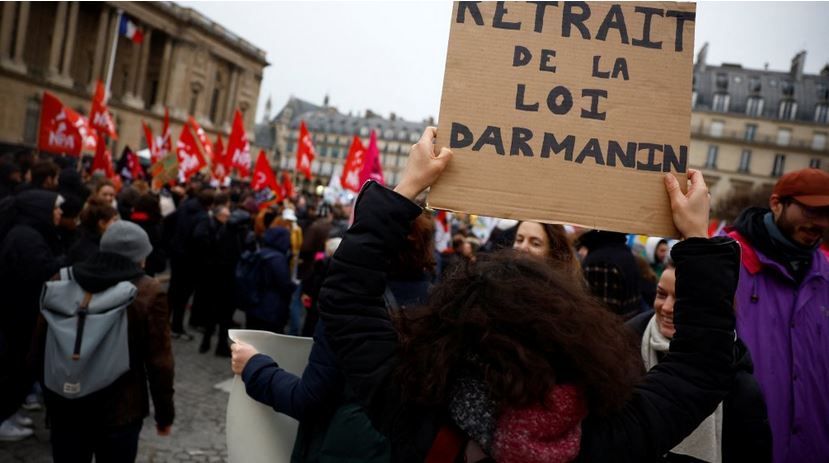 France : Régularisation des travailleurs sans-papiers, expulsions des délinquants étrangers… Ce qu'il reste dans la loi Immigration