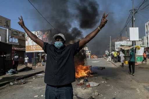 Sénégal : premiers heurts après un report à hauts risques de la présidentielle