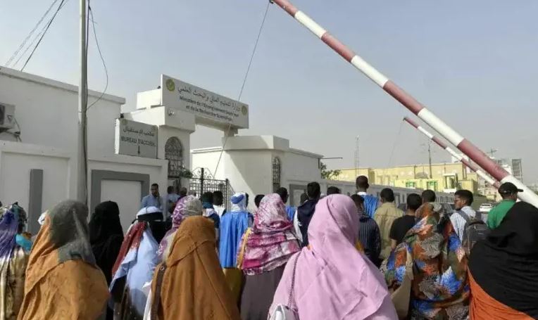 Sit-in des étudiants mauritaniens devant le ministère de l’enseignement supérieur et de la recherche scientifique Sit-in des étudiants mauritaniens devant le ministère de l’enseignement supérieur et de la recherche scientifique