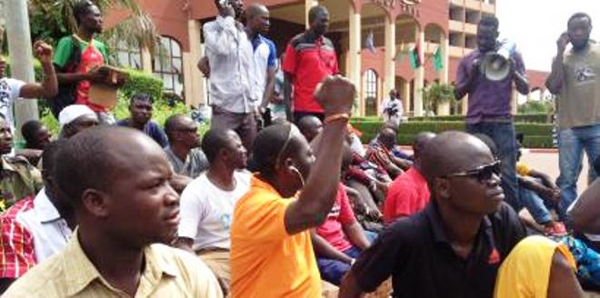 Manifestants hostiles au coup d'Etat des éléments du RSP, le 20 septembre 2015 devant l'hôtel laico