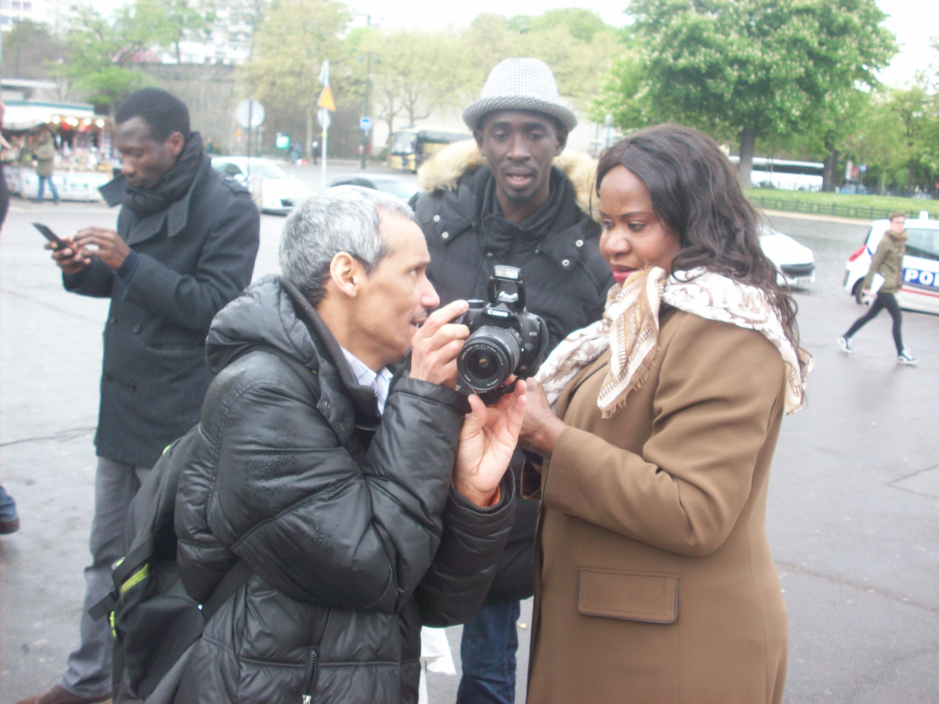 Ici Boubacar SY de l'AJD/MR qui initie Mariame Kane à la photographie.