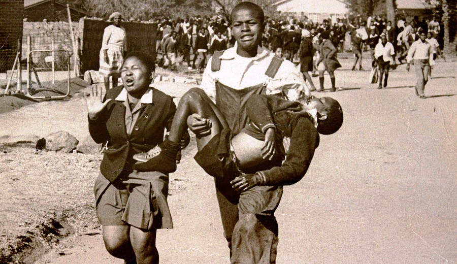 Le corps de l'étudiant Hector Pietersen dans les bras d'un camarade. Le corps de l'étudiant Hector Pietersen dans les bras d'un camarade.