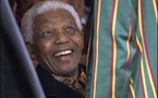 Nelson Mandela, premier président noir sud-africain, félicite Obama