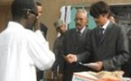 Le commissaire aux droits de l'homme supervise la distribution de produits alimentaires aux mendiants