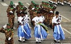 Un défilé du 14 Juillet chamarré mais contesté (Un détachement mauritanien descendant les Champs-Élysées)