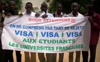 La police disperse un sit-in d’étudiants organisé contre le rejet de leur demande de visa d’entrée en France