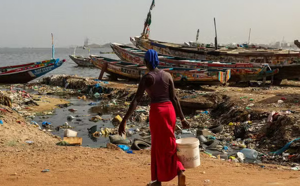 Sénégal - À Dakar, les habitants les plus pauvres se partagent des miettes de plage : “La mer se paie”