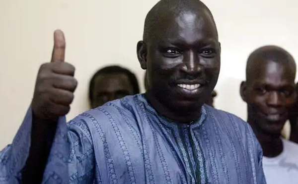 Un patron de presse sénégalais visé par un mandat d’arrêt interpellé en France, puis libéré